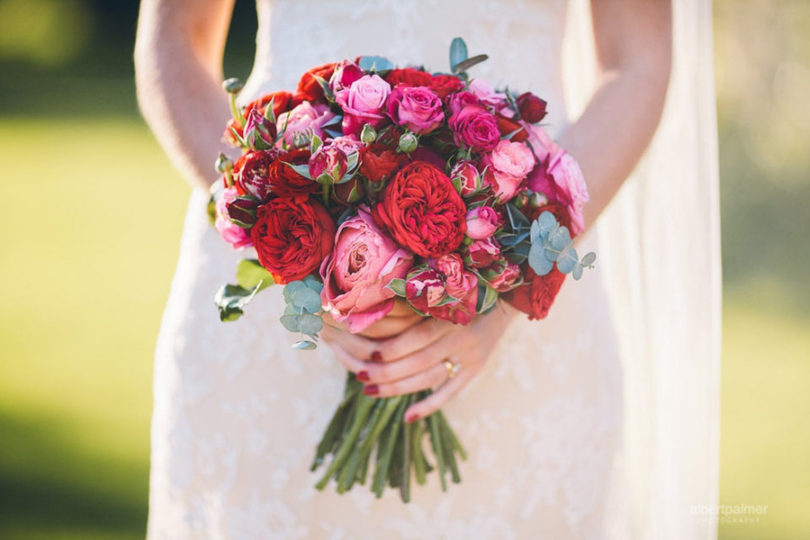 Buquê de noiva vermelho: 13 fotos lindas e inspiradoras